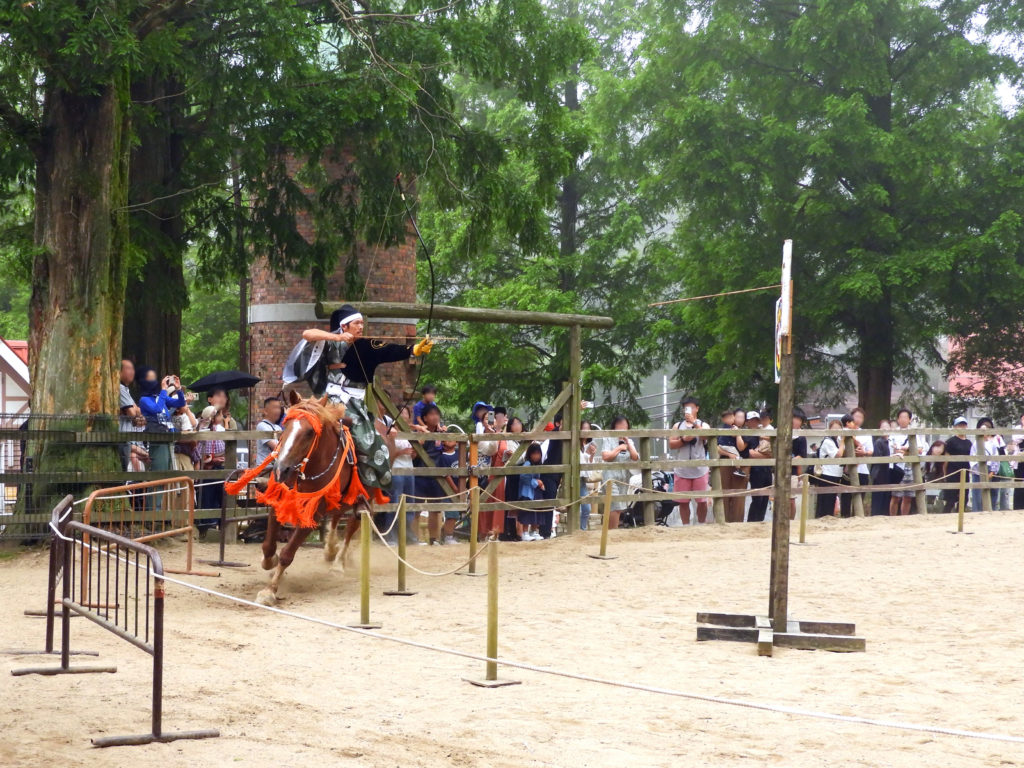 流鏑馬 人馬一体の妙技。古来は武士の嗜みとして盛んにおこなわれてきました。疾走する馬の上から矢を射る姿をご覧ください。
